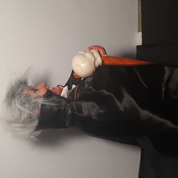 Vtg Dracula/vampire animated Halloween figure. 16" Lights/sounds - Picture 5 of 8